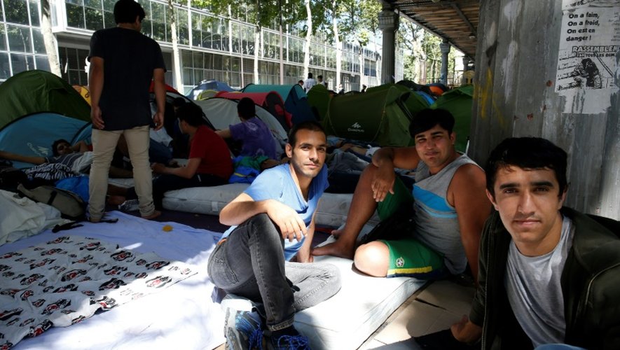 Des migrants dans le campement installé sous la station de métro Jean Jaurès à Paris le 19 juillet 2016