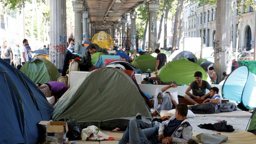 Des migrants dans un campement installé sous la station de métro Jean Jaurès à Paris le 19 juillet 2016