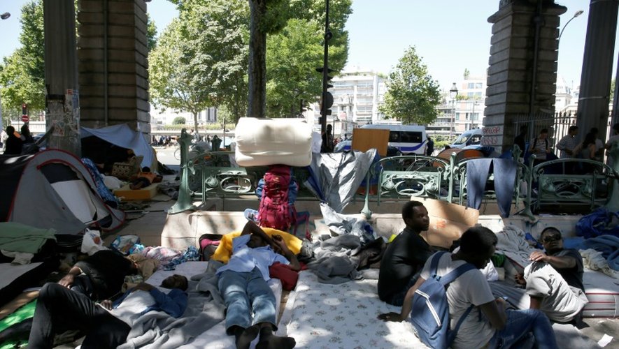 Des migrants dans un campement installé sous la station de métro Jean Jaurès à Paris le 19 juillet 2016