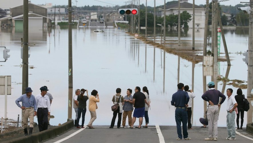Des habitants de la ville de Joso où la rivière Kinugawa est violemment sortie de son lit, le 12 septembre 2015 au Japon