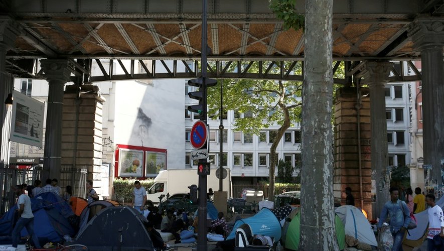 Des migrants installés sous la station de métro Jean Jaurès à Paris le 19 juillet 2016