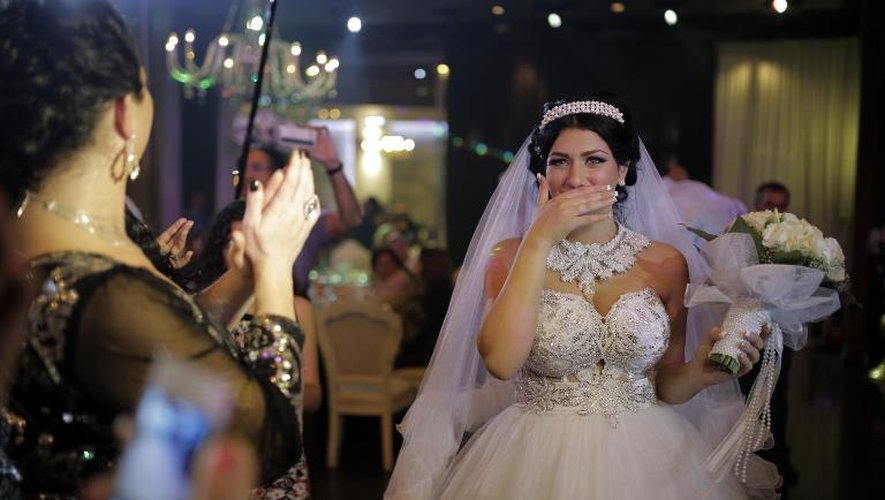 La mariée, Morel Malcha, juive convertie, dans la maison de la famille de son mari musulman, Mahmoud Mansour, dans le quartier de Jaffa à Tel Aviv le 17 août 2014