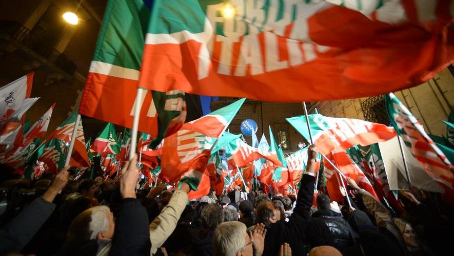 Partisans de Silvio Berlusconi écoutant son discours devant sa résidence personnelle à Rome, le 27 novembre 2013