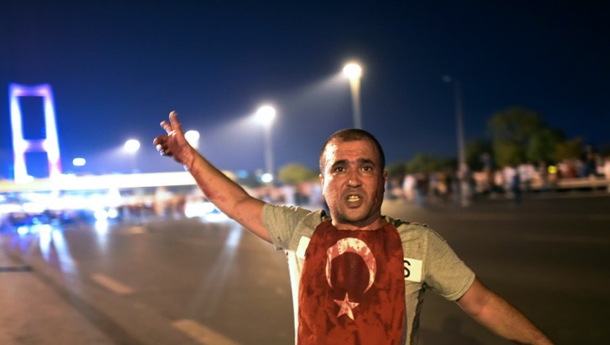 Un homme couvert de sang près du pont du Bosphore, à Istanbul, le 16 juillet 2016