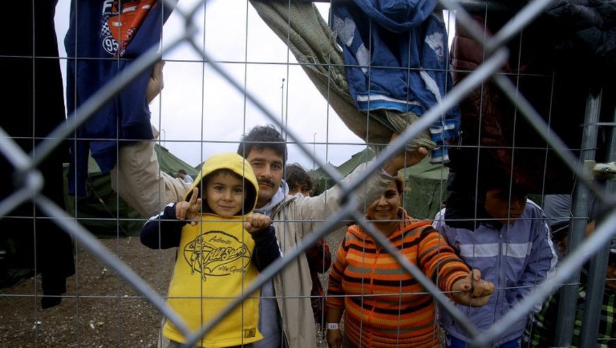 Des enfants de demandeurs d'asile dans un camp à la frontière serbo-hongroise, près de Röszke, le 11 septembre 2015 en Hongrie