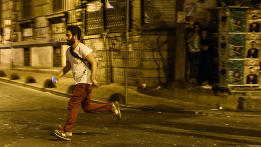 Un homme court près de la place Taksim, à Istanbul, le 16 juillet 2016