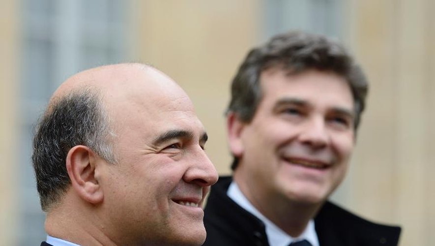 Pierre Moscovici (g) et Arnaud Montebourg, le 27 novembre 2013, quittent l'Elysée après la réunion du conseil des ministres