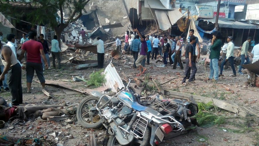 Des habitants sur les lieux d'une explosion d'une bonbonne de gaz dans un restaurant, le 12 septembre 2015 dans le district de Jhabua, dans l'Etat du Madhya Pradesh, en Inde