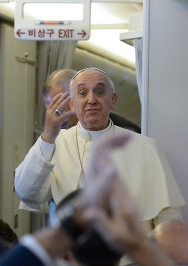 Le pape François donne une conférence de presse dans l'avion qui le ramène à Rome après son voyage au Corée du Sud, le 18 août 2014
