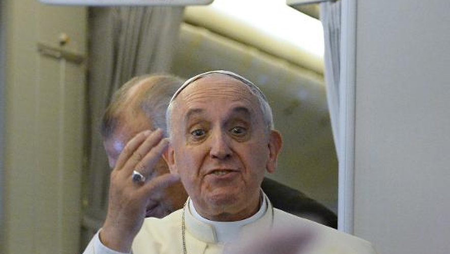 Le pape François donne une conférence de presse dans l'avion qui le ramène à Rome après son voyage au Corée du Sud, le 18 août 2014