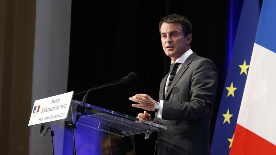 Le Premier ministre Manuel Valls s'adresse aux maires lors d'une réunion sur l'accueil des réfugiés le 12 septembre 2015 à Paris