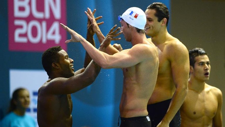 Les relayeurs français fêtent leur titre de champions d'Europe du 4x100 m nage libre, le 18 août 2014 à Berlin