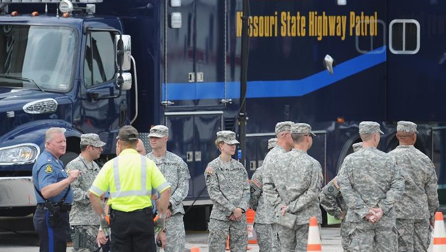 Des membres de la Garde nationale du Missouri arrivent au quartier général de la police de Ferguson, le 18 août 2014
