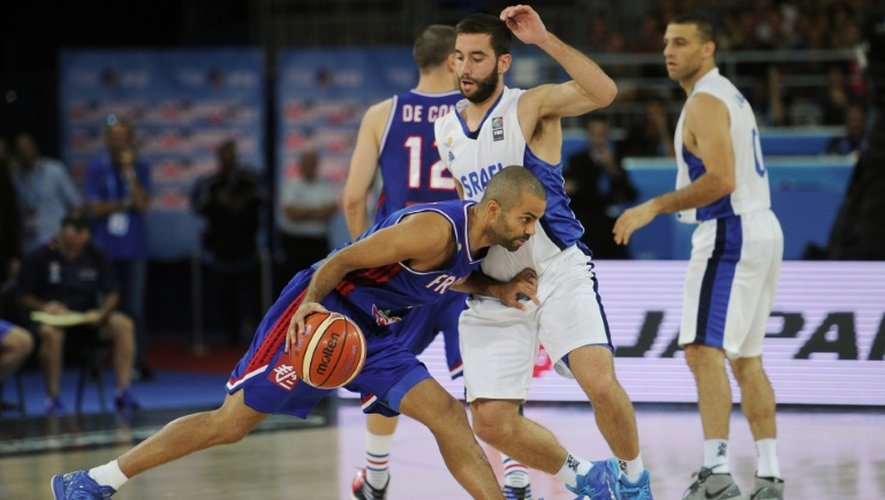 Le meneur de jeu français Tony Parker face à Israël à l'Euro de basket, le 10 septembre 2015 à Montpellier