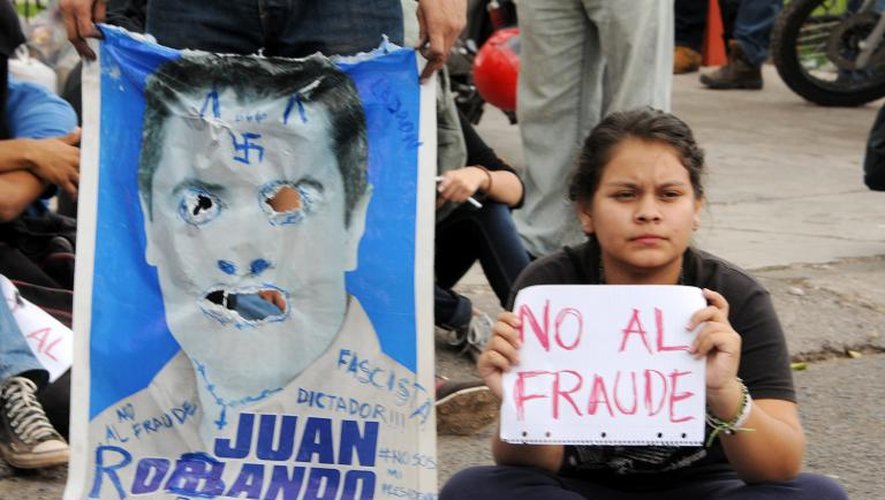Des partisans de la candidate de gauche Xiomara Castro manifestent contre l'élection de Juan Orlando Hernandez à la présidence, le 27 novembre 2013 à Tegucigalpa, au Honduras