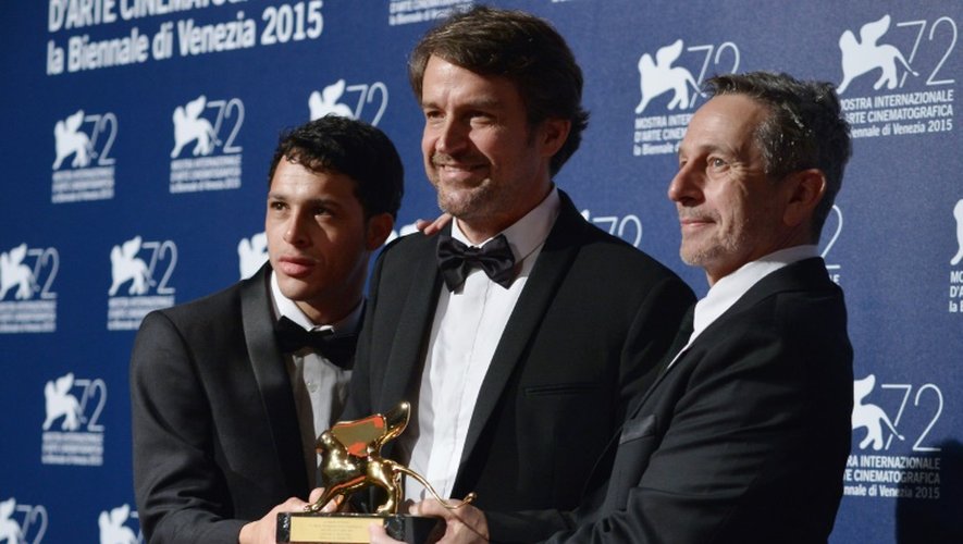 Le réalisateur Lorenzo Vigas (C) et les acteurs Alfredo Castro (R) et Luis Silva tiennent le Lion d'Or remis au film "Desde Alla" au festival de Venise le 12 septembre 2015