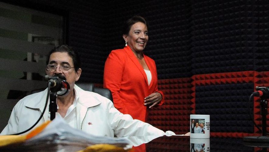 La candidate de gauche Xiomara Castro et son mari, l'ancien président Manuel Zelaya, lors d'une conférence de presse, le 27 novembre 2013 à Tegucigalpa, au Honduras