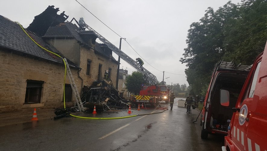 A Curlande, près de Bozouls, une maison d’habitation a été partiellement détruite par les flammes.