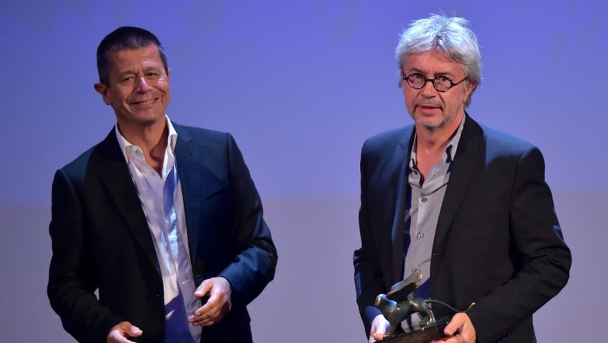 Le réalisateur français Christian Vincent reçoit le prix du meilleur scénario des mains de l'écrivain Emmanuel Carrère pour le film "L'Hermine" au festival de Venise le 12 septembre 2015