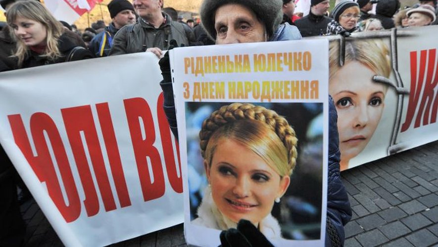 Des partisans de l'opposante emprisonnée Ioulia Timochenko manifestent, le 27 novembre 2013 à Kiev, en Ukraine