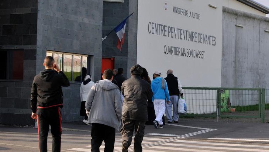 Des personnes devant l'entrée du centre pénitentiaire de Nantes, le 27 novembre 2013