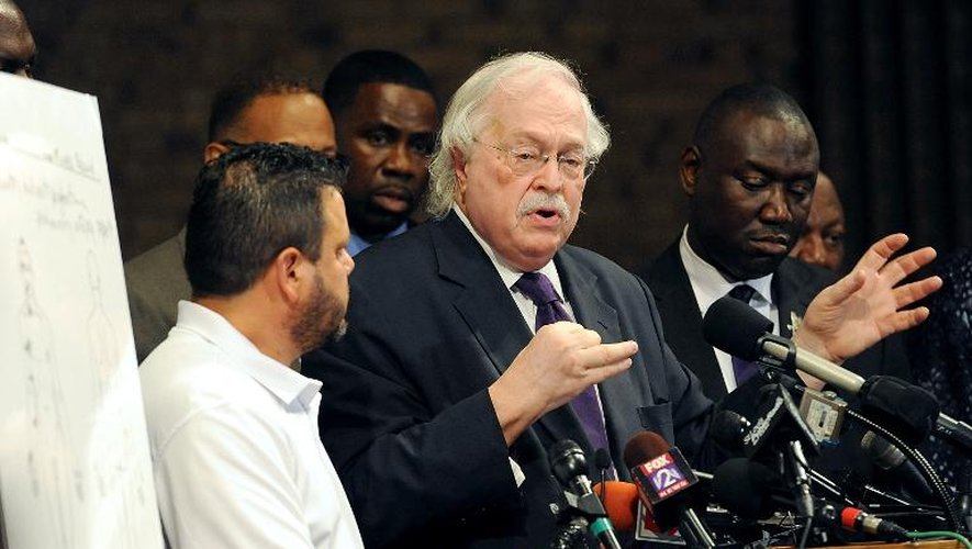 Michael M. Baden, légiste mandaté par la famille de Michael Brown, présente les résultats de l'autopsie le 18 août 2014 à Ferguson, dans le Missouri