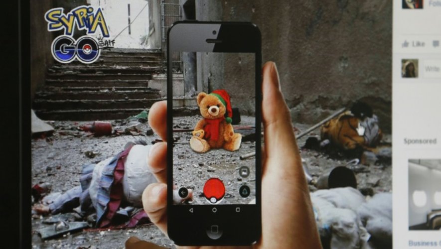 Un journaliste montre le montage d'un artiste syrien alliant guerre en Syrie et Pokémon Go, à Beyrouth, le 22 juillet 2016