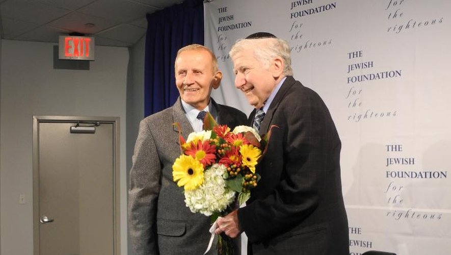 Le Polonais Czeslaw Polziec avec le survivant de l'holocauste Leon Gersten à l'aéroport JFK de New York, le 27 novembre 2013