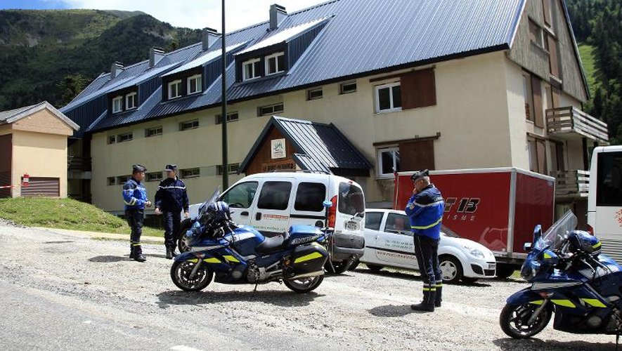GGendarmes devant le chalet Saint-Bernard à Ascou, dans l'Ariège, le 10 juillet 2014, après la mort d'un garçon de 8 ans