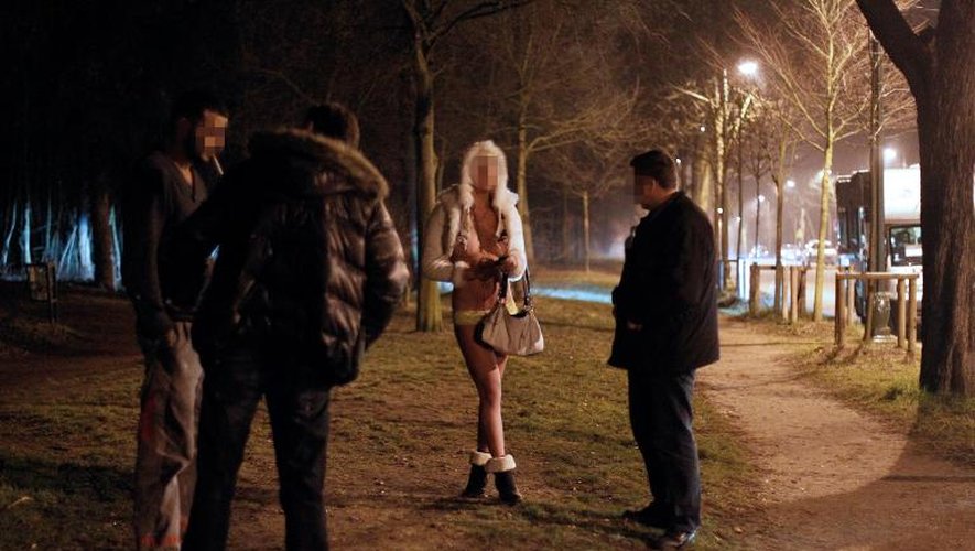 Des policiers parlant à une prostituée au bois de Boulgne à Paris