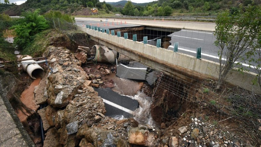 Un pan de l'autoroute A75 effondré à la suite de violents orages, le 13 septembre 2015 à Lodève, dans l'Hérault