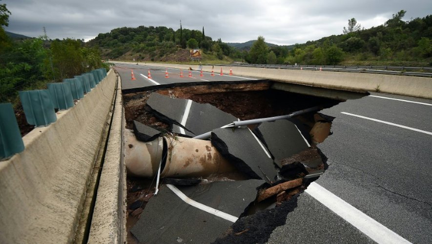 Un pan de l'autoroute A75 effondré à la suite de violents orages, le 13 septembre 2015 à Lodève, dans l'Hérault