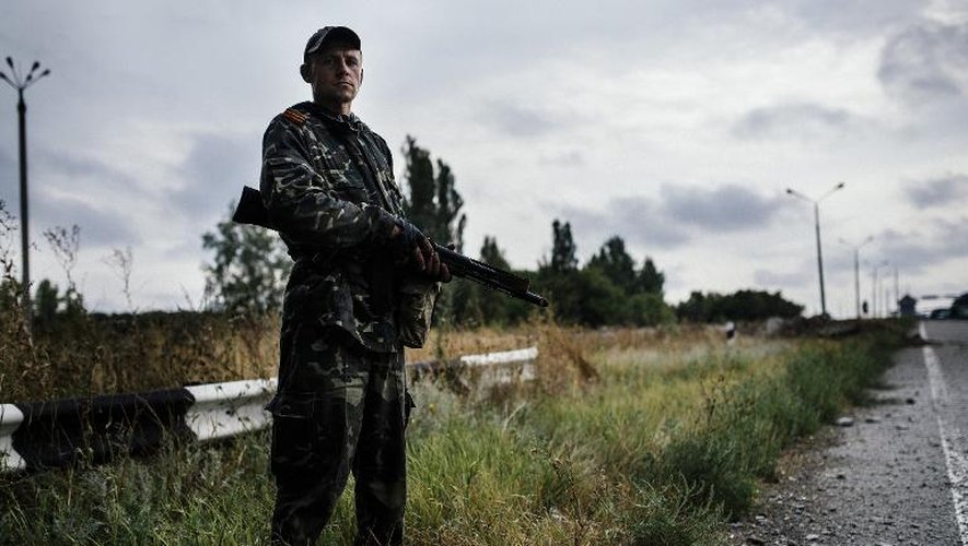 Un rebelle pro-russe le 18 août 2014 sur une route près de Donetsk