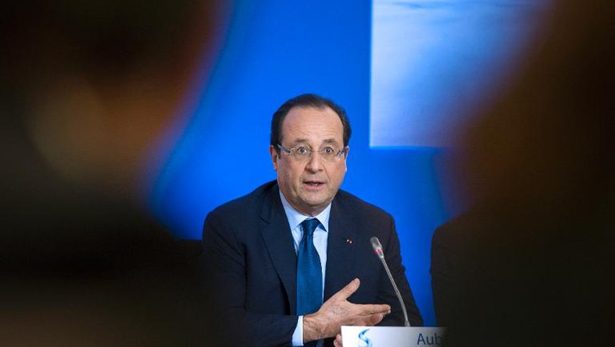 François Hollande à Aubervilliers à l'occasion de la signature d'un contrat de générations entre l'Etat et le groupe chimique Solvay, le 28 novembre 2013