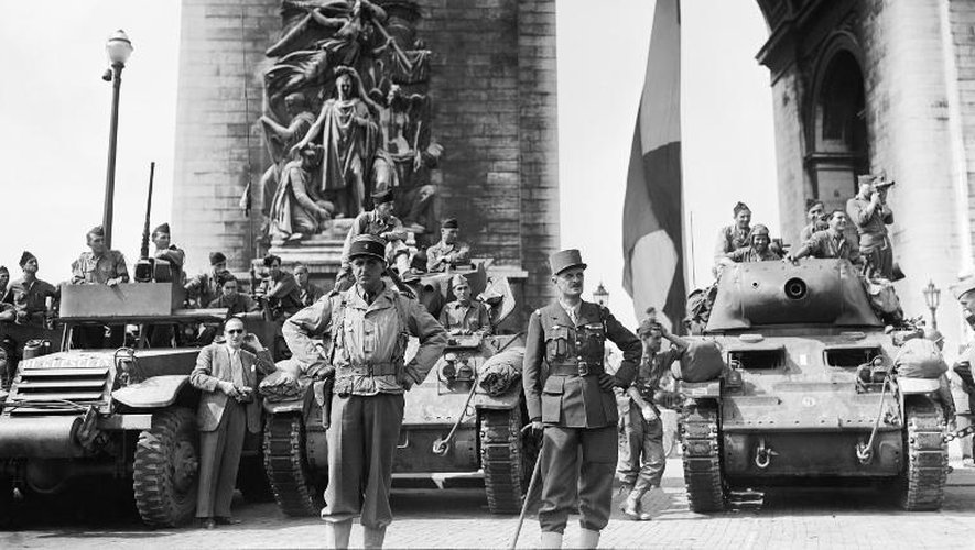 Le général Leclerc et ses troupes de la 2ème DB, le 26 août 1944 sur  sur les Champs-Elysées, après la libération de Paris