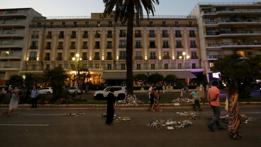 La Promenade des Anglais, dont les trottoirs ont été transformés en mémorial, le 18 juillet 2016 à Nice