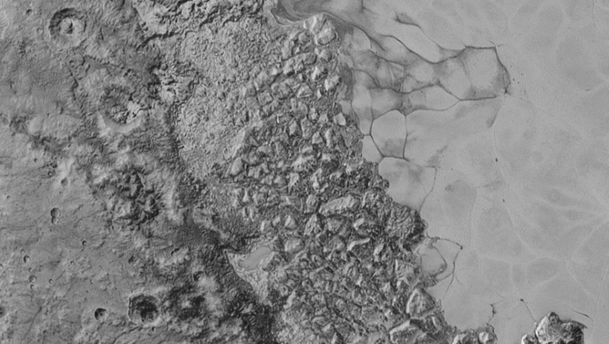 Image fournie par la Nasa, Johns Hopkins University Applied Physics Laboratory et le Southwest Research Institute, montrant la surface de Pluton