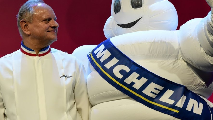 Le chef Joël Robuchon lors de la cérémonie organisée par le guide Michelin à Singapour, le 21 juillet 2016