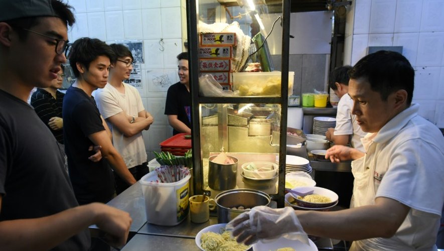 Le restaurant de rue de Singapour Hill Street Tai Hwa Pork Noodle récompensé par une étoile au guide Michelin à Singapour, le 22 juillet 2016