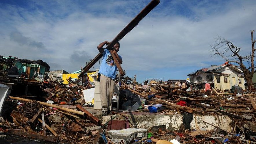 Des survivants déblayent les décombres après le passage du typhon Haiyan à Tacloban, le 27 novembre 2013