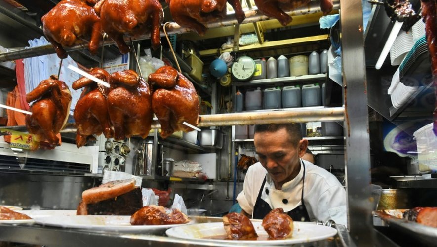Le restaurant de rue Hong Kong Soya Sauce Chicken Rice & Noodle récompensé d'une étoile par le guide Michelin à Singapour, le 22 juillet 2016