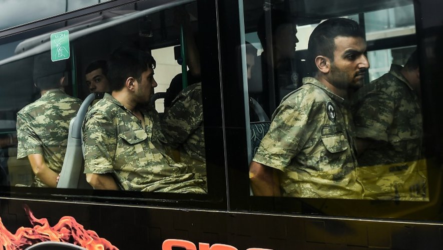 Des soldats turcs ayant supposément participé à la tentative de putsch sont emmenés au tribunal à Istanbul, le 20 juillet 2016