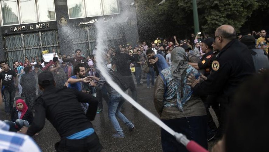 Des policiers égyptiens utilisent des canons à eau pour disperser la foule de manifestants s'opposant au pouvoir autoritaire des militaires, au Caire le 26 novembre 2013