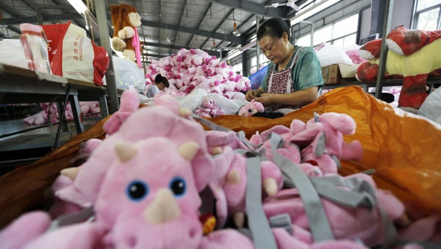 Une employée travaille dans une fabrique de jouets en peluche, le 6 septembre 2015 à Lianyungang, dans la province chinoise du Jiangsu