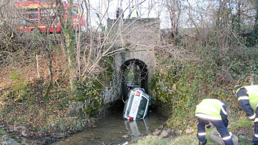 Le véhicule de la victime a fini sa course dans un cours d'eau situé en dessous de la RD1.