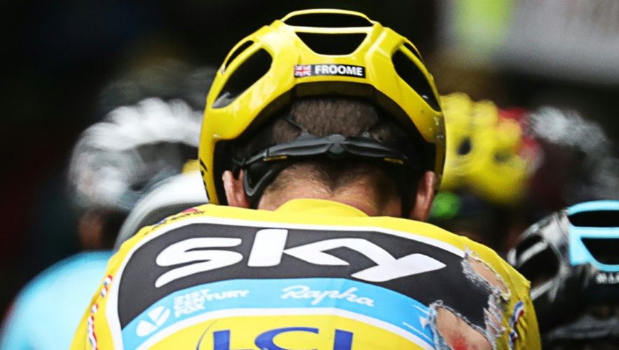 Le maillot jaune Christophe Froome, écorché à l'épaule droite après une chute, le 22 juillet 2016 entre Albertville et Saint-Gervais