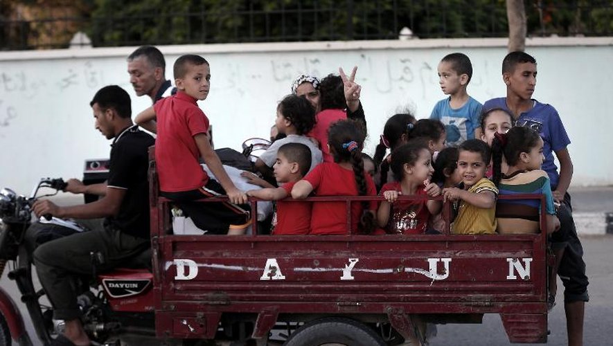 Des Gazaouis fuient le quartier périphérique de Chajaya et se dirigent vers une école de l'ONU, le 19 août 2014