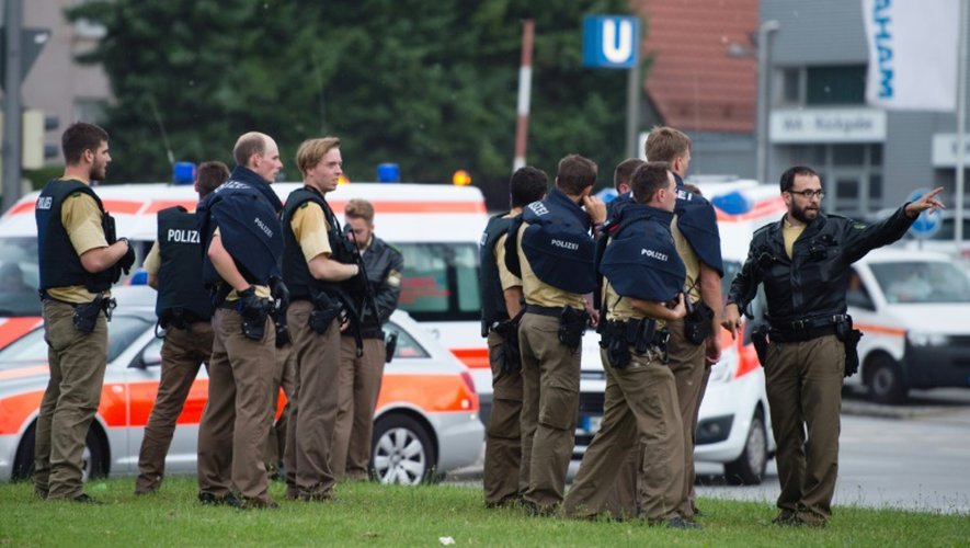 La police de Munich sur les lieux de la fusillade dans un centre commercial près du stade olympique, le 22 juillet 2016
