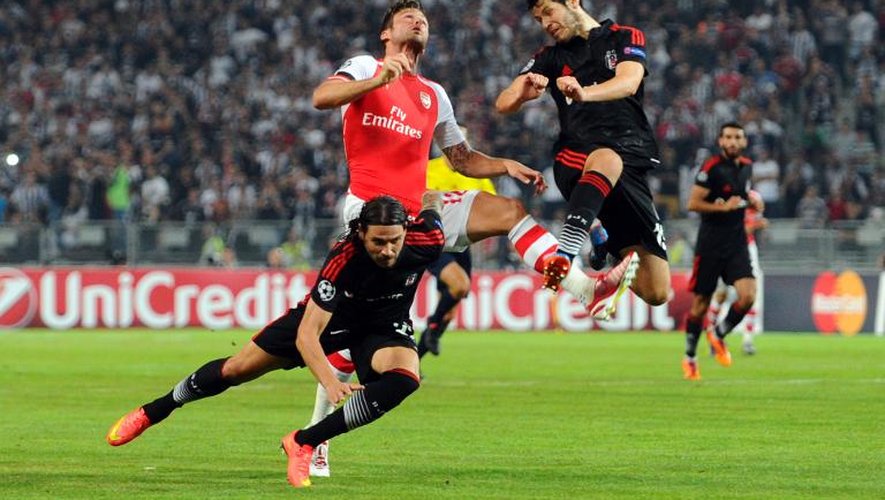 L'attaquant d'Arsenal Olivier Giroud tente de reprendre un ballon de la tête face à Besiktas, en barrage aller de la Ligue des champions, le 19 août 2014 à Istanbul