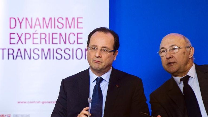 François Hollande et le ministre du Travail Michel Sapin à Aubervilliers près de Paris, le 28 novembre 2013